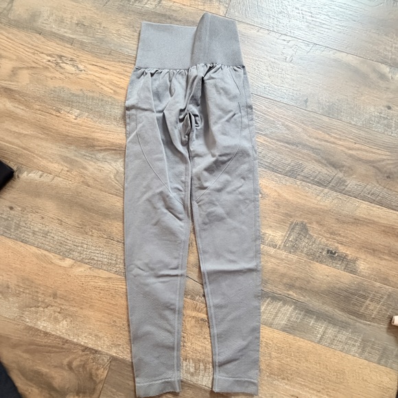 Halara Seamless flow ultra-sculpt butt lifting capri bundle xs in Gray - Picture 7 of 8